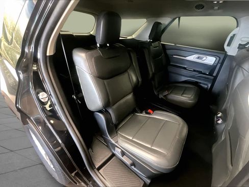Used 2025 Ford Explorer Active w/ Active Comfort Package RWD image 18