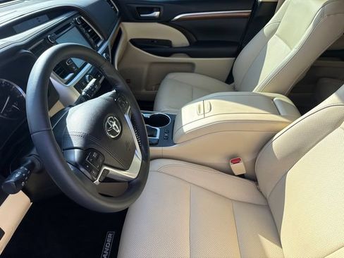 Used 2019 Toyota Highlander Limited FWD image 21
