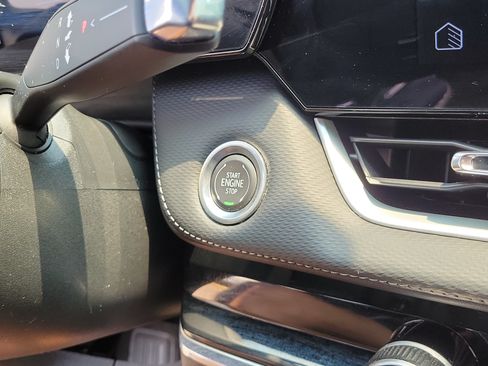 Used 2025 Chevrolet Equinox LT w/ Safety and Technology Package FWD image 29
