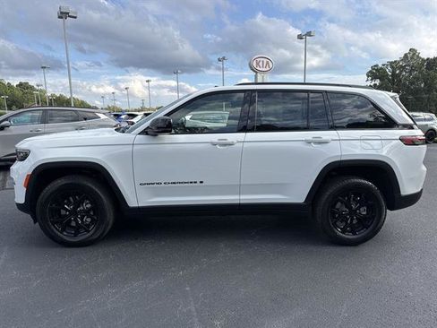 New 2025 Jeep Grand Cherokee Altitude image 8