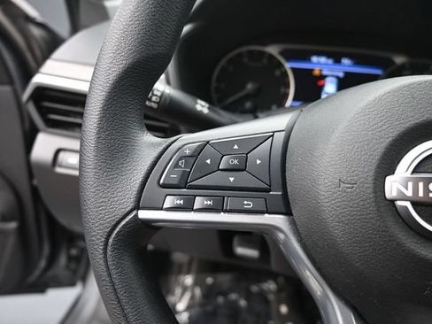 Used 2025 Nissan Altima 2.5 SV FWD image 19