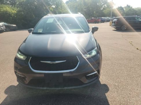 Used 2022 Chrysler Pacifica Touring-L FWD image 4