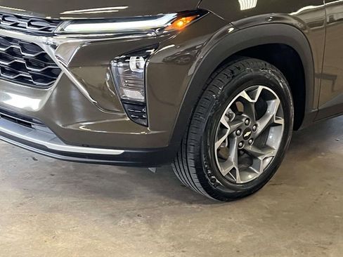 Used 2024 Chevrolet Trax LT w/ Sunroof Package image 6