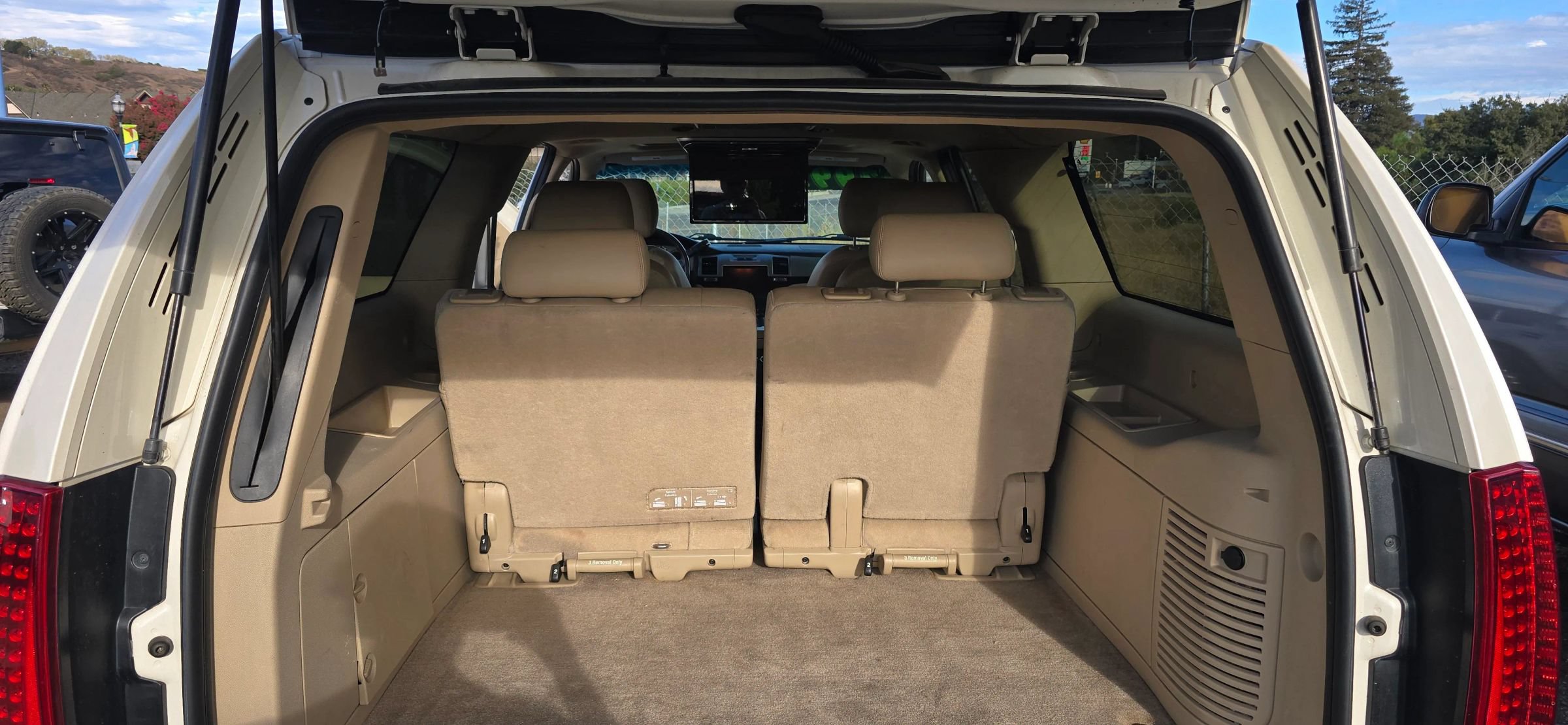 Used 2012 Cadillac Escalade ESV Luxury AWD/4WD image 26