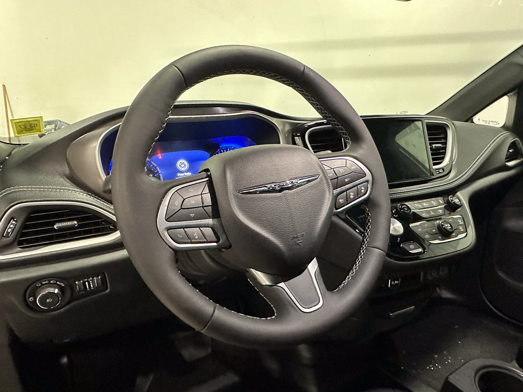 Used 2025 Chrysler Pacifica Select FWD image 17