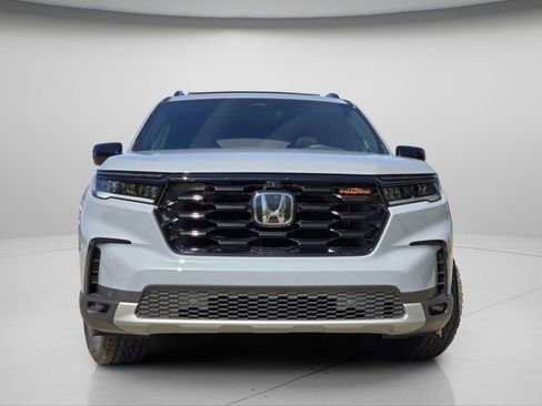Certified 2024 Honda Pilot TrailSport image 3