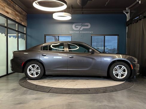 Used 2022 Dodge Charger SXT RWD image 2