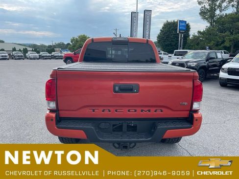 Used 2017 Toyota Tacoma TRD Sport AWD/4WD image 13