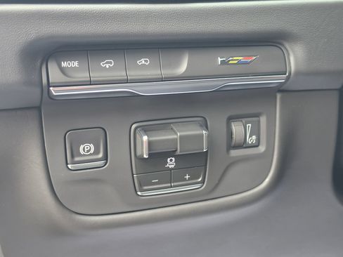 Used 2026 Cadillac Escalade ESV V AWD/4WD image 13