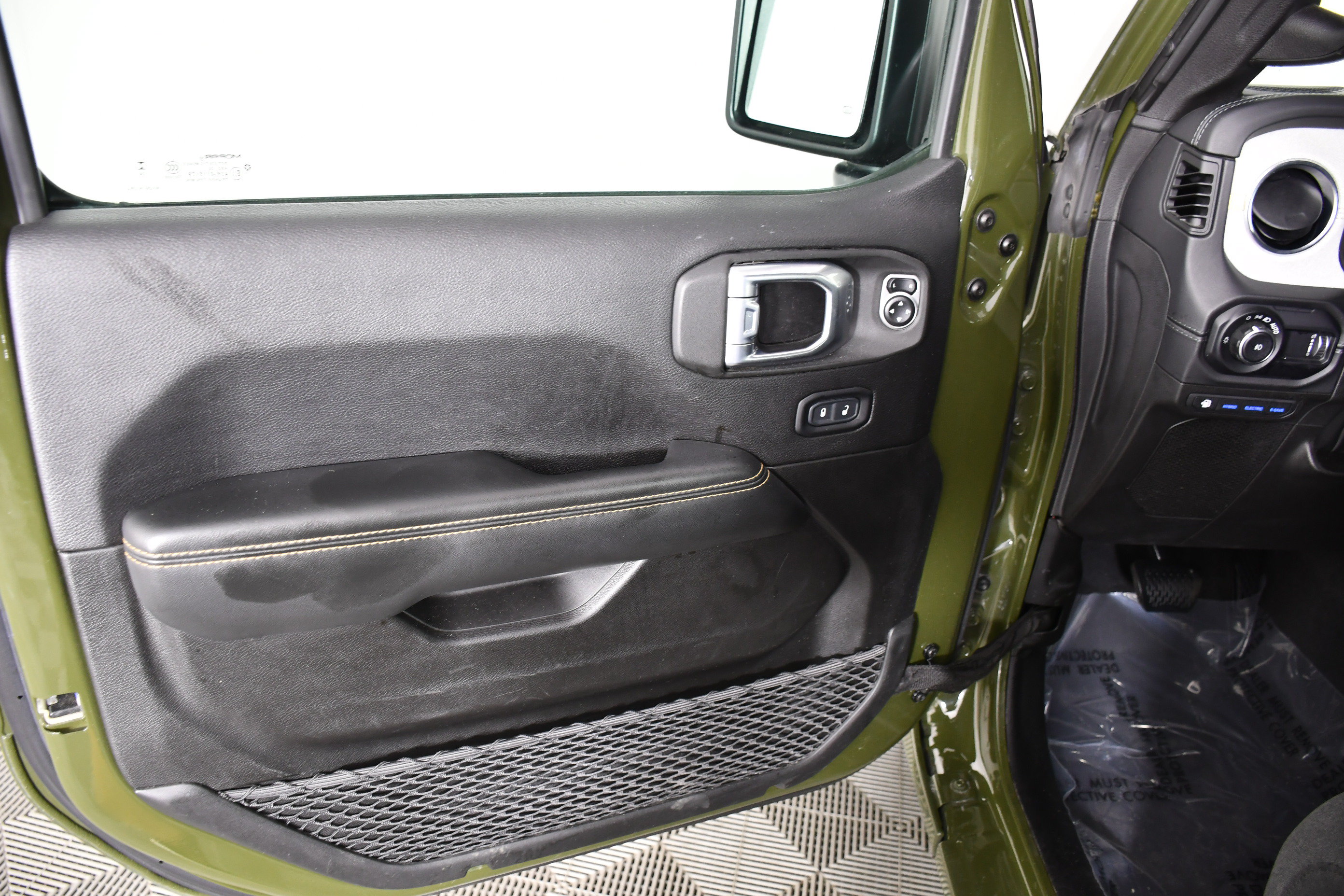 Used 2024 Jeep Wrangler Unlimited Sahara AWD/4WD image 36