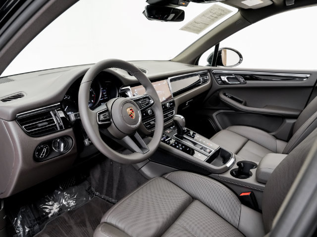 Certified 2026 Porsche Macan AWD/4WD image 4