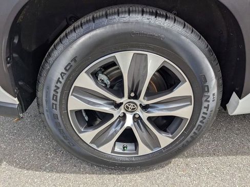 Used 2022 Toyota Highlander XLE image 12