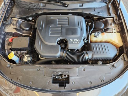 Used 2017 Dodge Charger SXT RWD image 13