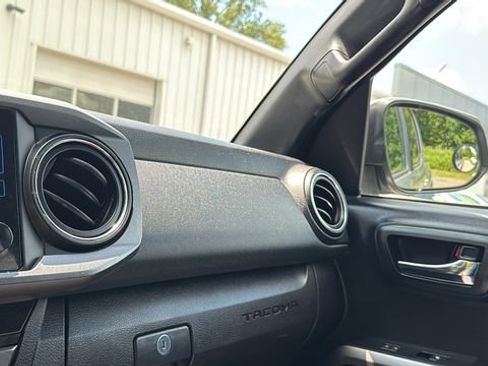 Used 2017 Toyota Tacoma TRD Off-Road w/ Tow Package (A/T) AWD/4WD image 18