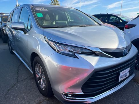 Certified 2022 Toyota Sienna XLE image 3
