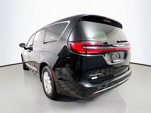 Used 2024 Chrysler Pacifica Touring-L image 5