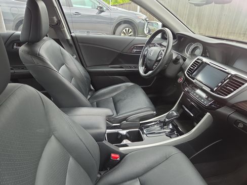 Used 2017 Honda Accord Touring image 9