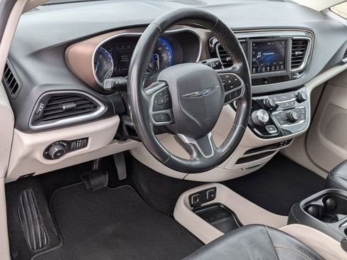Used 2019 Chrysler Pacifica Touring-L FWD image 11