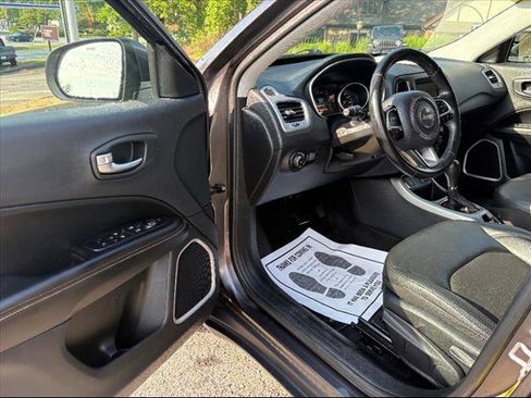 Used 2019 Jeep Compass Latitude image 25