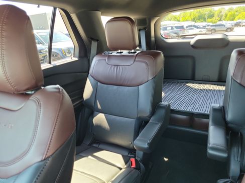 Used 2024 Ford Explorer Platinum w/ Technology Package AWD/4WD image 10