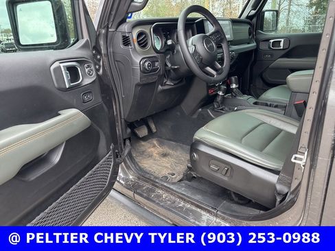 Used 2025 Jeep Gladiator Mojave image 12