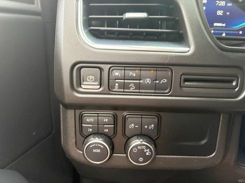 Used 2022 Chevrolet Suburban Z71 AWD/4WD image 12