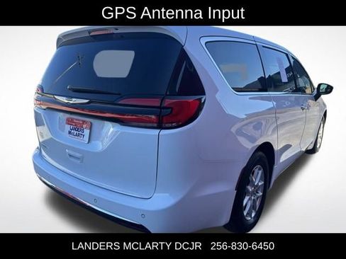 Used 2024 Chrysler Pacifica Touring-L image 7