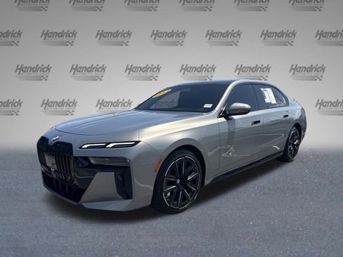 Used 2023 BMW 740i image 4