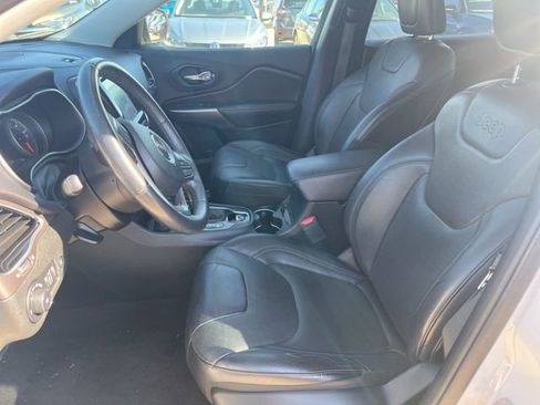 Used 2019 Jeep Cherokee Limited image 7