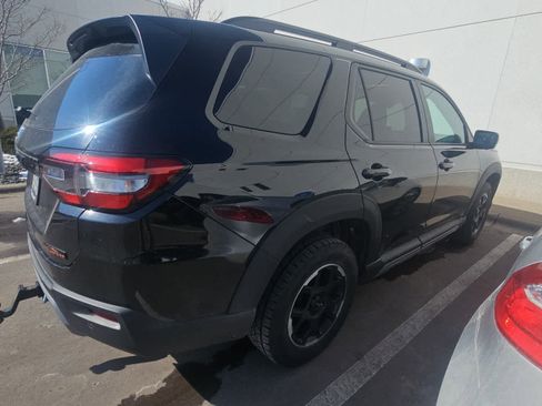 Certified 2025 Honda Pilot TrailSport image 3