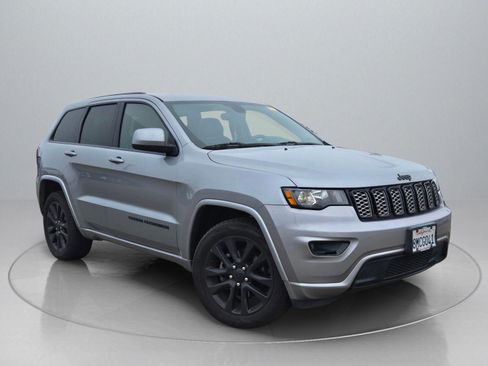 Used 2017 Jeep Grand Cherokee Altitude image 10