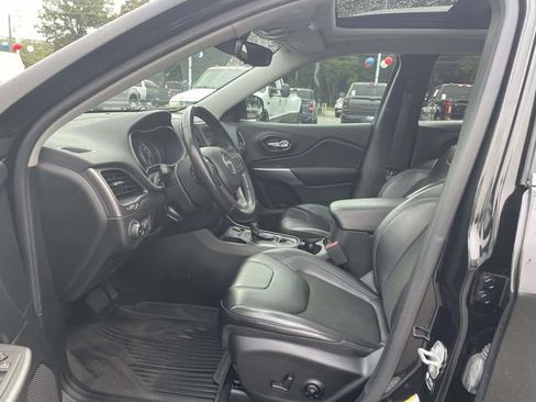 Used 2021 Jeep Cherokee Latitude Plus w/ Sun & Sound Group FWD image 16