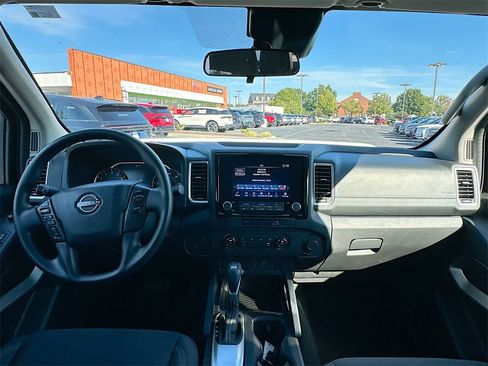 Used 2024 Nissan Frontier SV image 3