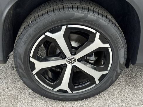 Certified 2025 Volkswagen Tiguan SE AWD/4WD image 32