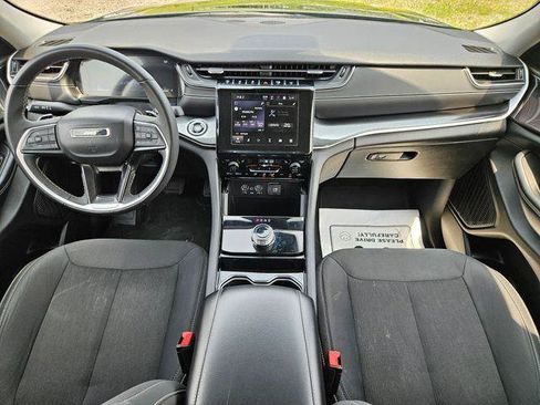 Used 2023 Jeep Grand Cherokee Laredo AWD/4WD image 19