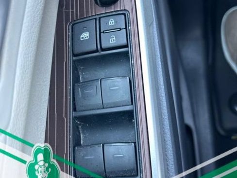 Used 2023 Toyota Sienna XLE FWD image 19