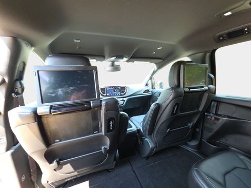 New 2026 Chrysler Pacifica Select FWD image 32