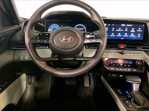 Used 2025 Hyundai Elantra Limited image 5