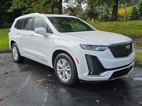New 2025 Cadillac XT6 Luxury image 7