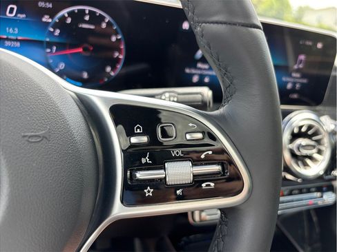 Used 2023 Mercedes-Benz GLB 250 4MATIC image 28