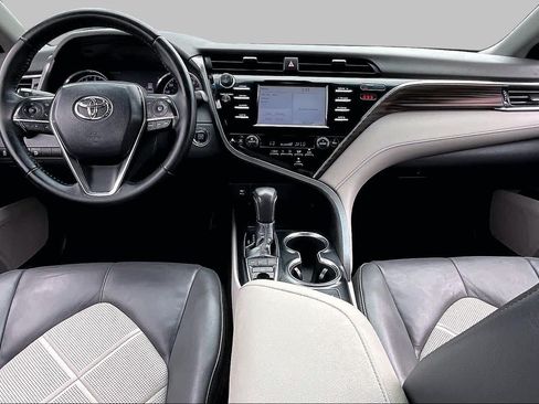 Used 2018 Toyota Camry XLE FWD image 16