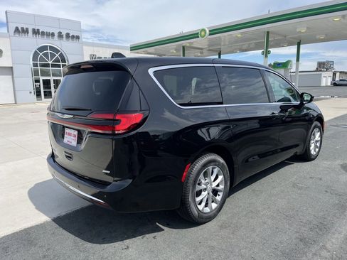 Used 2025 Chrysler Pacifica Select image 8