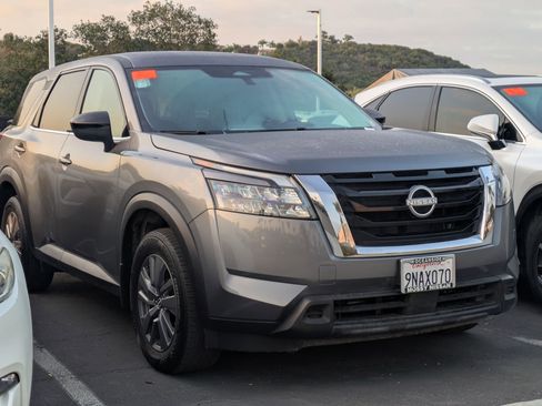 Used 2024 Nissan Pathfinder S image 3