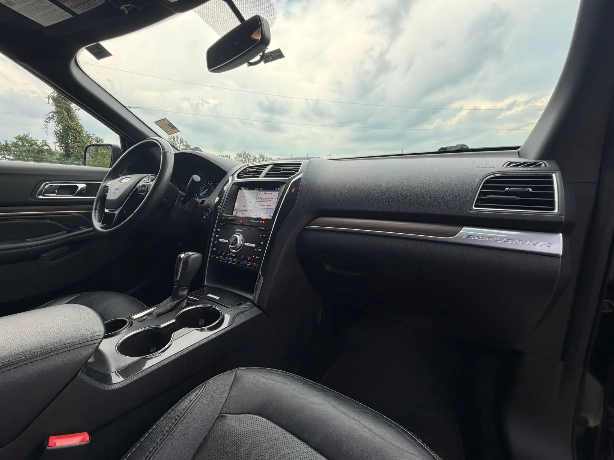 Used 2019 Ford Explorer Limited w/ Class III Trailer Tow Package FWD image 21