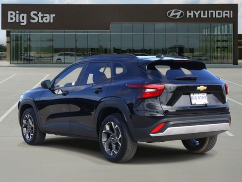 Used 2025 Chevrolet Trax LT w/ Driver Confidence Package image 3