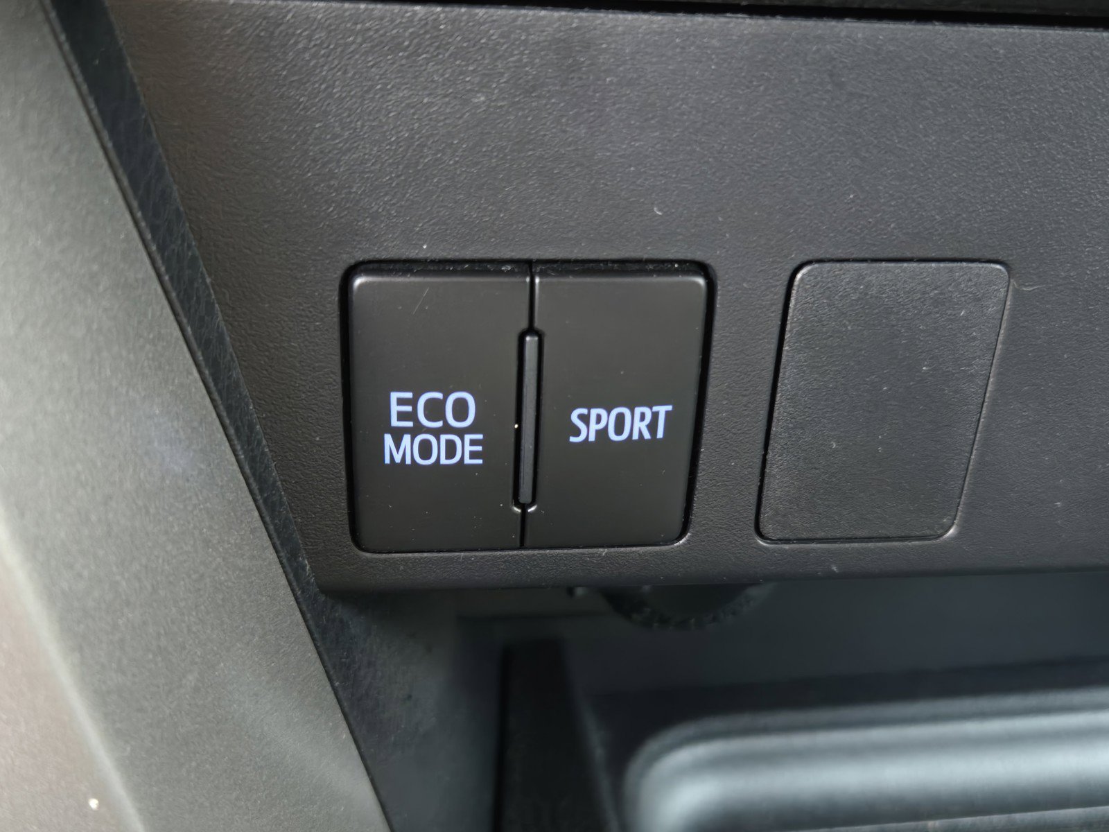 Used 2016 Toyota RAV4 LE FWD image 23
