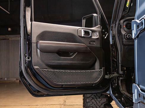 Used 2025 Jeep Wrangler Unlimited Rubicon AWD/4WD image 28