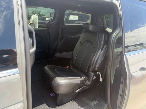 Used 2025 Chrysler Pacifica Select FWD image 25