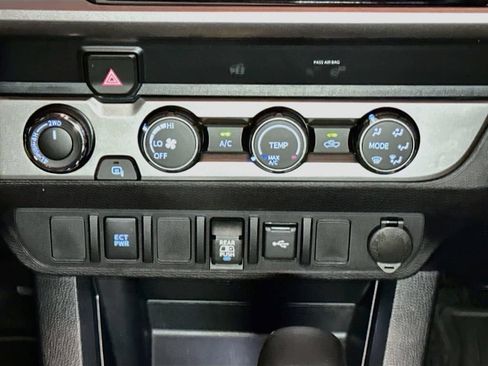 Certified 2020 Toyota Tacoma SR5 AWD/4WD image 32