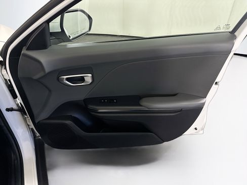 Used 2025 Kia K4 LXS image 32